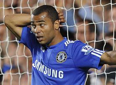 Khi Ashley Cole ve gap vo hinh anh