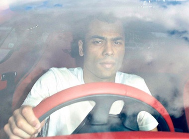 Ashley Cole xin hoan li di hinh anh