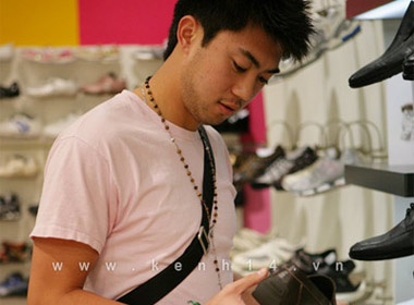 Theo chan Lee Nguyen di shopping hinh anh
