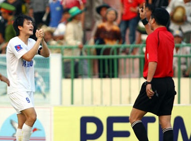 Cong Vinh xin loi nguoi ham mo va trong tai Bao Linh hinh anh