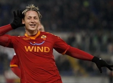 Dai chien 'thanh Man' vi trung ve AS Roma hinh anh