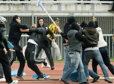 Vu bao dong kinh hoang cua bong da chau Au hinh anh