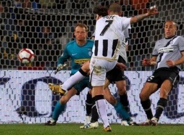 Thua be mat truoc Udinese, Juve lai tut xuong thu 7 hinh anh