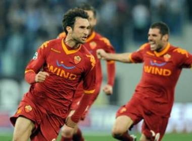 Roma gianh lai ngoi dau, Milan tiep tuc khoc han hinh anh