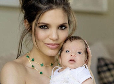 Nha Jole Cole khoe con hinh anh