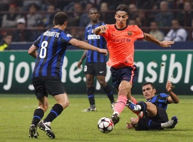 Inter giang bay cho Barca hinh anh