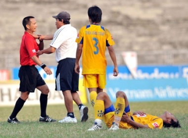 Thua tran, HLV U19 Dong Thap bop co trong tai hinh anh