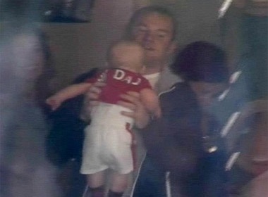 Rooney nung con trai tren khan dai hinh anh
