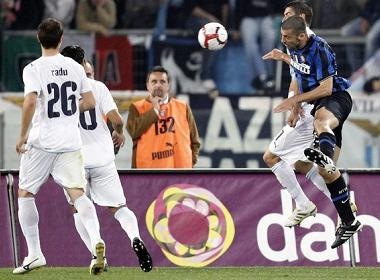 Ha guc Lazio, Inter cham mot tay vao Scudetto hinh anh