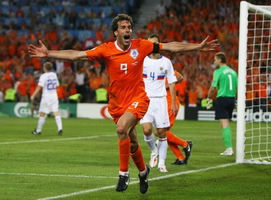 Ha Lan trieu tap doi hinh: Loai Van Nistelrooy hinh anh