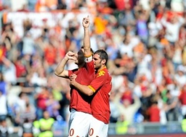 Roma thang chat vat, Milan lai trang tay hinh anh