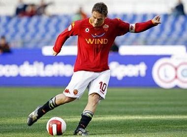 Totti bi treo gio 4 tran hinh anh