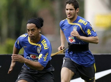 Brazil cong bo danh sach: Khong Ronaldinho va Pato hinh anh