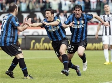 Danh bai Siena, Inter lan thu 5 lien tiep dang quang Scudetto hinh anh