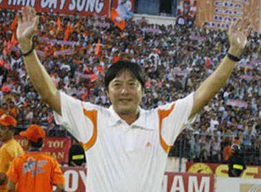 HLV Le Huynh Duc lai ‘dang quang’ hinh anh