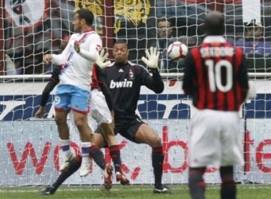 Milan bi Catania cam chan: Tam biet Scudetto! hinh anh