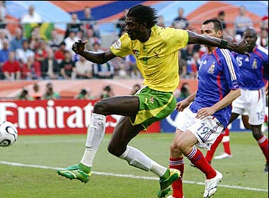 Emmanuel Adebayor gia tu doi tuyen quoc gia hinh anh