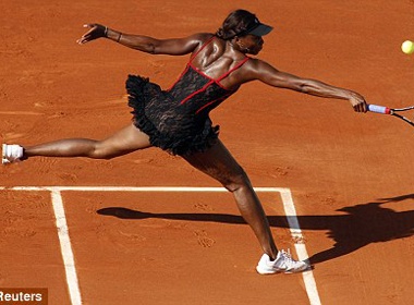 Venus Williams toc vay tren san tennis hinh anh