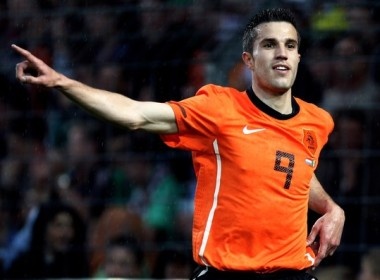 Van Persie lap cu dup, Ha Lan thang tran hinh anh