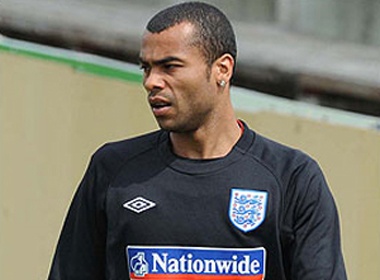 Ashley Cole soc khi Cheryl doi ly hon hinh anh