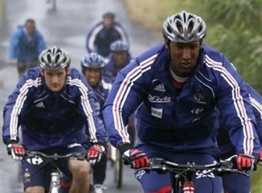 Anelka gap tai nan xe dap hinh anh