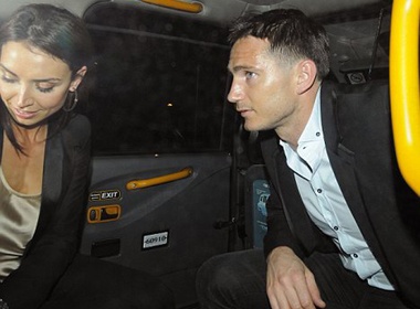 Frank Lampard ‘say tinh’ ben bo moi hinh anh