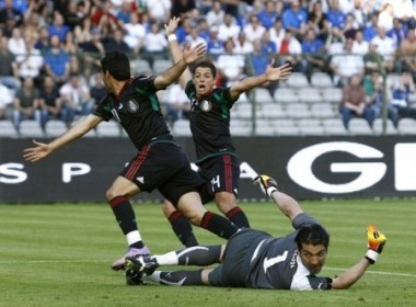 Danh bai Italy, Mexico thach thuc World Cup hinh anh