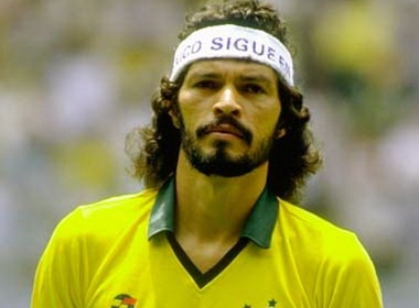 World Cup 1982: Socrates - Nha 'Hien triet' Brazil hinh anh