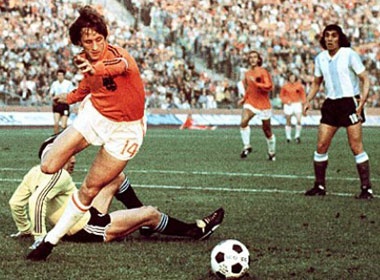 10 doi bong gay bat ngo lon nhat tai World Cup hinh anh