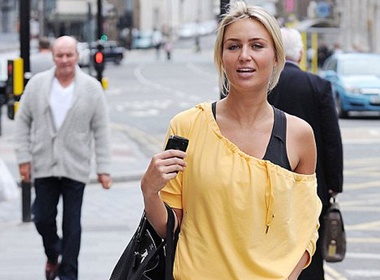 Alex Curran tranh thu shopping khi chong vang nha hinh anh