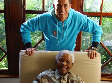 Ronaldo tham cuu tong thong Nelson Mandela hinh anh
