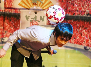 Cong Vinh va Thanh Luong tro tai trong ngay khai mac World Cup hinh anh