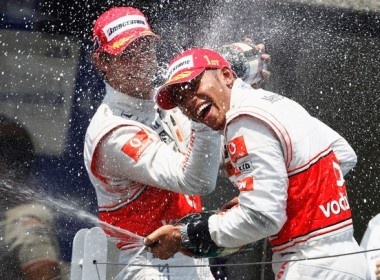 Chien thang tuyet doi cua Hamilton va McLaren hinh anh