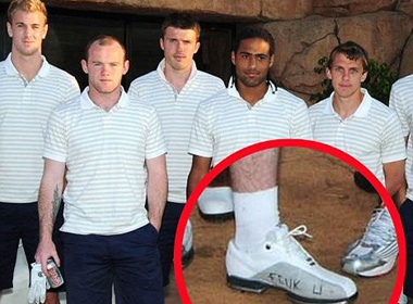 Rooney bi choi xo hinh anh