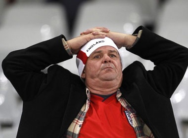 Fan gian du xong vao phong thay do cua tuyen Anh hinh anh