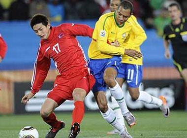 Cam xuc lan lon khi xem tran Brazil - Trieu Tien hinh anh