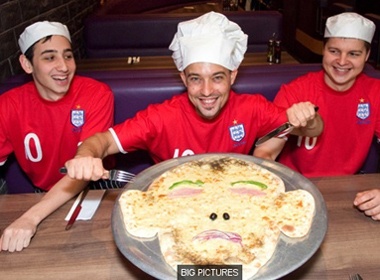 Banh pizza mang ten… Rooney hinh anh