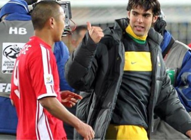 Kaka choc gian CDV chau A hinh anh