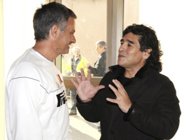 Maradona co 'phao cuu tro' la Mourinho hinh anh