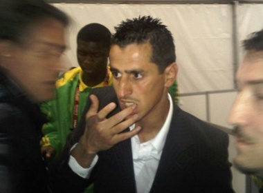 Algeria thua, cau thu ‘gian ca chem thot’ hinh anh