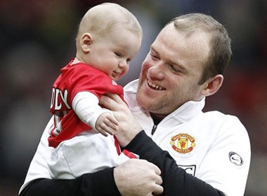 Choi sang nhu con trai Rooney hinh anh