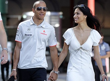 Hamilton hanh phuc ben 'may bay ba gia' hinh anh