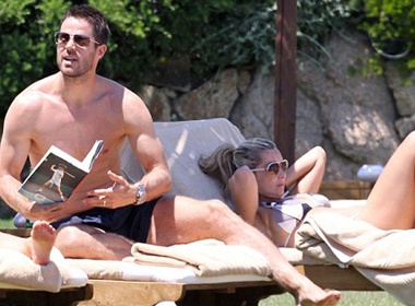 Vo chong Jamie Redknapp vui dua cung song bien hinh anh