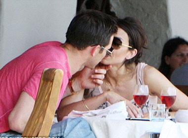 Lampard lan dau cong khai hon nguoi tinh moi hinh anh