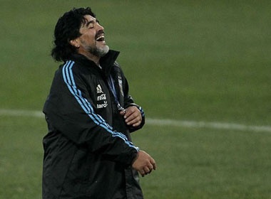 Niem tin danh cho 'Cau be vang' Maradona hinh anh