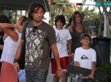 Gia dinh Paolo Maldini ru nhau di 'phoi nang' hinh anh