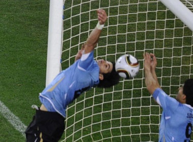 Uruguay chien thang nho 'ban tay' cua Suarez? hinh anh