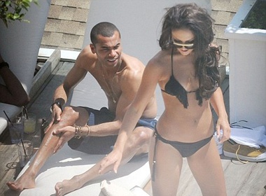 Ashley Cole ‘may mua’ voi sinh vien dai hoc hinh anh