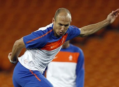 Robben ‘coi nhe’ David Villa hinh anh