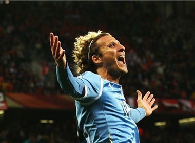 Forlan ‘am’ giai Qua bong vang 2010 hinh anh
